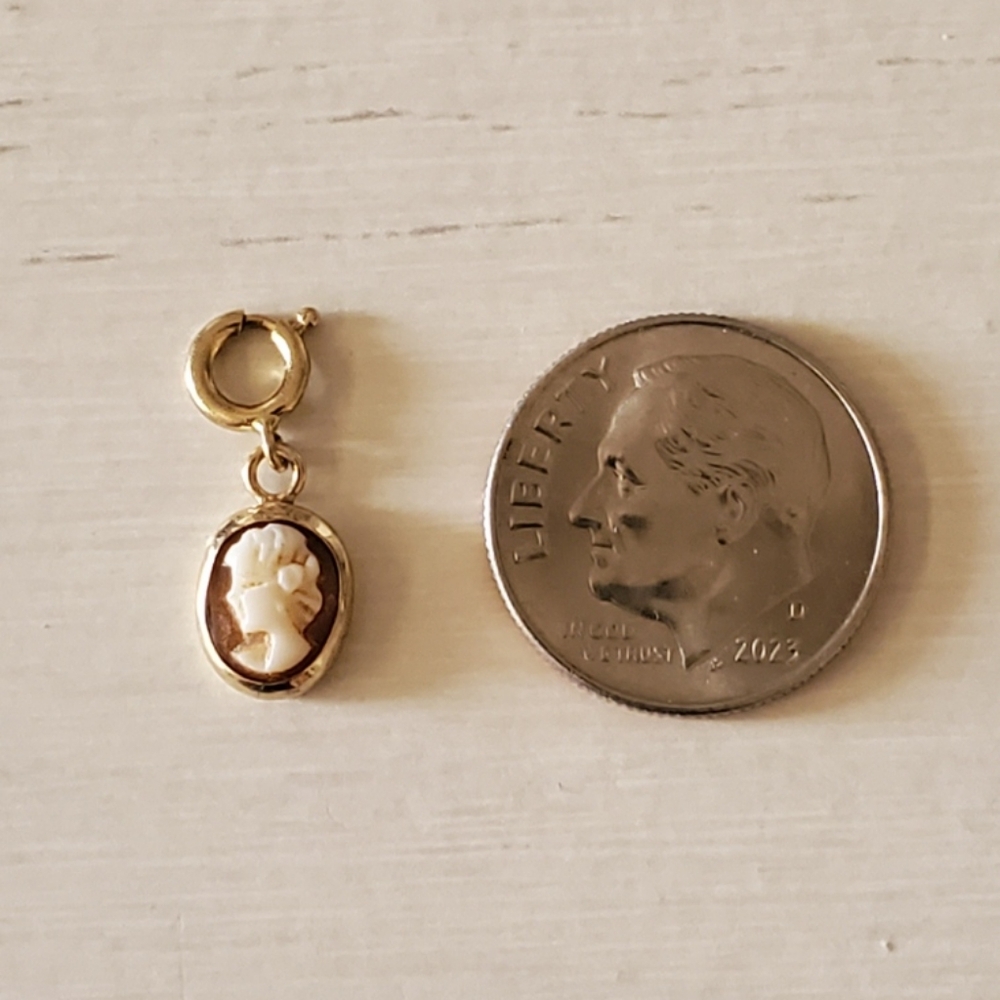 14K Gold Cameo Charm - Picture 3 of 9